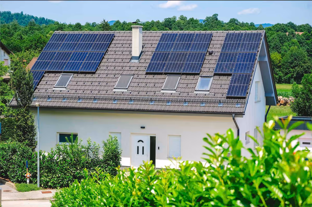 Maison individuelle équipée de panneaux photovoltaïques en toiture
