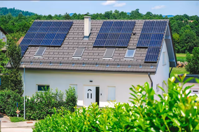 Maison individuelle équipée de panneaux photovoltaïques en toiture